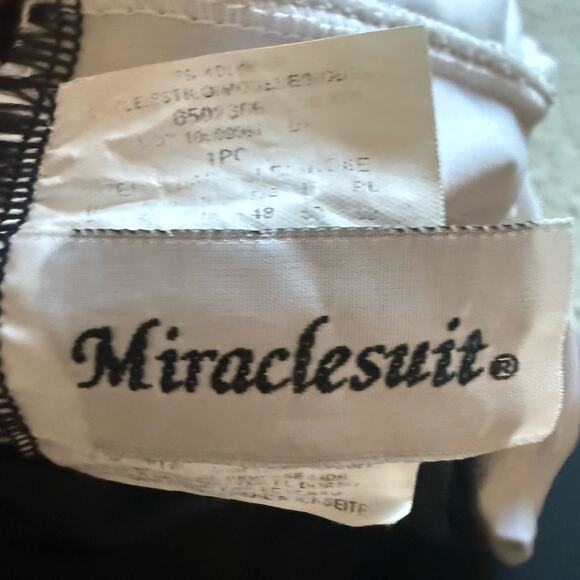 MIRACLESUIT Mayan Stripe Escape One Piece Swimsuit Black White Slimming Size 18 - Picture 7 of 8